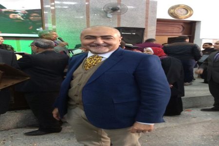 نقيب البيطريين: “اللي طمعان في الكرسي يجي يستلم مني”