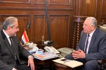 وزير الزراعة يصدر قرارا بعدم منح ترخيص المزارع إلا بتعاقد مع طبيب بيطري